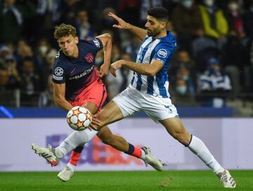 Marcos Llorente con Mehdi Taremi.