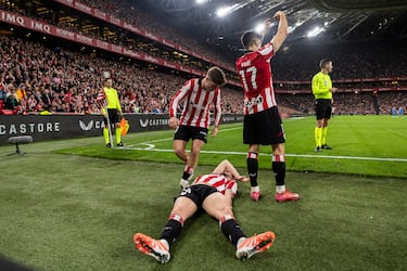 El defensa del Athletic sufre una lesión muscular tras una carga hombro con hombro con Nahuel Molina por la línea de fondo.