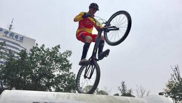 Sergi Llongueras compite durante las semifinales de trail 26" de los Mundiales de Ciclismo Urbano de Chengdu.
