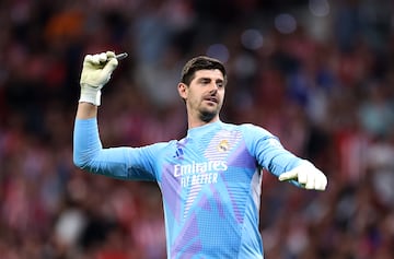 Thibaut Courtois lanzando uno de los mecheros lanzados al terreno de juego.