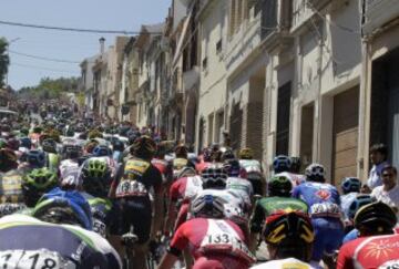 El pelotón durante la quinta etapa de La Vuelta Ciclista a España 2014 en su 69 edición, de 183,3 kilómetros, que ha comenzado en el municipio cordobés de Priego de Córdoba y termina en la localidad malagueña de Ronda. 