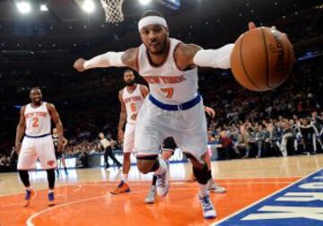 Anthony pelea por cada balón. Se ha propuesto que los Knicks estén en playoffs y va camino de conseguirlo.