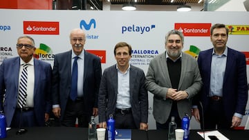 El exseleccionador español Vicente del Bosque (2i) posa junto al periodista deportio Roberto Gómez (i), el alcalde de Madrid, José Luis Martínez Almeida (c) y el secretario de Estado para el Deporte, José Manuel Rodríguez Uribes (2d) durante la presentación de sus Campus de verano en toda España este jueves en un acto celebrado en Madrid.