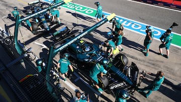 Fernando Alonso y Lance Stroll (Aston Martin AMR25). Ímola, Italia. F1 2025.