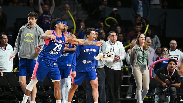 Jugadores de Capitanes CDMX festeja una victoria en la NBA G League