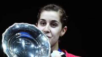 Carolina Mar&iacute;n posa con el trofeo.