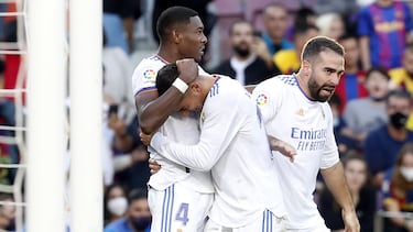 Lucas Vázquez celebra con Alaba y Carvajal el gol que el gallego marcó en el Clásico del Camp Nou la temporada pasada.