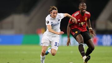 Paul Pogba, junto a Falk en el United-Copenhague.