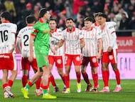 GIRONA, SPAIN - JANUARY 10: Iván Martin of Girona FC celebrates with his team mates past Abel Bretones of Club Atlético Osasuna after the end of the match of the LaLiga EA Sports match between Girona FC and CA Osasuna at Montilivi Stadium on January 10, 2026 in Girona, Spain. (Photo by David Ramos/Getty Images)