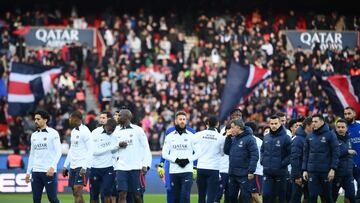 Los jugadores del PSG reciben el cariño de la afición.