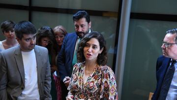 La presidenta de la Comunidad de Madrid y del PP de Madrid, Isabel Díaz Ayuso (c), tras una sesión plenaria en la Asamblea de Madrid, a 13 de julio de 2023, en Madrid (España). Durante el Pleno, se eligen a los senadores por designación autonómica y a la Diputación Permanente de la XIII Legislatura, antes de cerrar sus puertas durante el verano. Antes de comenzar el pleno, la cámara celebra un minuto de silencio por los asesinatos machistas de las últimas semanas.
13 JULIO 2023;MADRID;ASAMBLEA DE MADRID;DESIGNACIÓN ECONÓMICA
Fernando Sánchez / Europa Press
13/07/2023