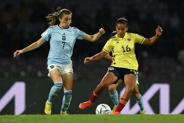 Spain's Lucia Corrales (L) fight for the ball with Colombia's Juana Ortegon during the FIFA U-17 women�s football World Cup 2022 final match between Colombia and Spain at the DY Patil Stadium in Navi Mumbai on October 30, 2022. (Photo by Punit PARANJPE / AFP)