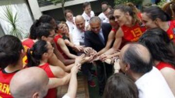 José Luis Sáez, junto a la Selección femenina de baloncesto.
