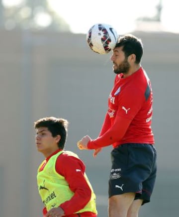 José Rojas gana por alto durante la práctica.