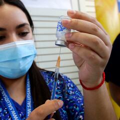 Revelan quién recibirá la quinta dosis y cuándo comenzará en Chile
