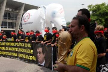 Protestas durante la rueda de prensa de Scolari