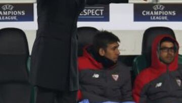 Emery da instrucciones a sus jugadores.