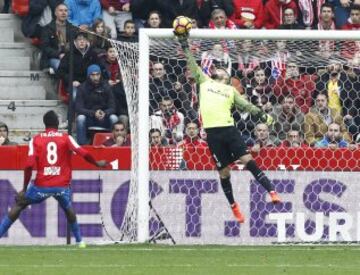 Parada de Moyá en la primera mitad.