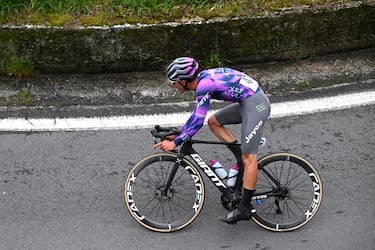 El ciclista italiano Samuele Privitera, de 19 años, falleció el 17 de julio de 2025 en el hospital después de la dura caída que sufrió el día anterior en la primera etapa del Giro del Valle de Aosta. La Unión Europea de Ciclismo lamentó con “profunda tristeza” la noticia confirmada desde el Hospital Umberto Parini de Aosta, donde estaba ingresado el joven talento del equipo Hagens Berman Jayco. Privitera, nacido en la ciudad italiana de Imperia, perdió el casco en una caída a alta velocidad y se golpeó contra la verja de una casa, en el municipio de Pontey.






