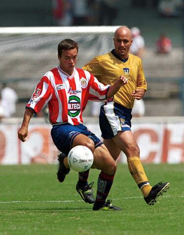 El delantero se estrenó como romperredes en un Clásico Tapatío En el Verano de 2000, el problema fue que no se consolidó y terminó por irse al Atlante. 