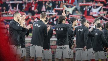 22-02-25. JUGADORES DEL SPORTING ANTES DE COMENZAR UN PARTIDO.