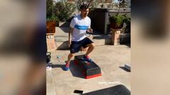 Con la camiseta de la UC: la práctica en casa de Medel por la cuarentena del coronavirus