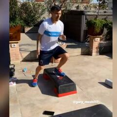 Con la camiseta de la UC: la práctica en casa de Medel por la cuarentena del coronavirus