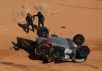 Accidente del piloto francés Guerlain Chicherit y su copiloto Alex Winocq durante la cuarta etapa del Rally Dakar 2022. 