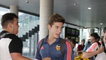 Santi Mina, en la salida de la espedici&oacute;n del Valencia hacia Alemania