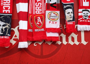 Merchandising del Arsenal y del PSV Eindhoven en los alrededores del Emirates Stadium.