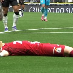 Sale en ambulancia el portero del Santos tras un golpe en la cabeza