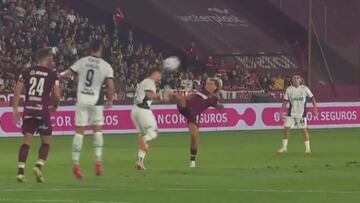 Impacto por esta patada en el rostro de Felipe Loyola: insólito