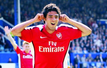 Carlos Vela salió de Chivas para llegar al Arsenal en 2005, los 'Gunners' han ganado: 13 Premier League, 13 FA Cup, 2 Copa de la Liga de Inglaterra, 15 Community Shield, 1 Recopa de Europa, 1 Copa de Ferias.  45 Títulos Totales.