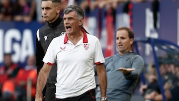 PAMPLONA, 23/09/2023.- El entrenador del Sevilla, José Luis Mendilibar (c), y el del Osasuna, Jagoba Arrasate (d), durante el encuentro de la jornada 6 de LaLiga entre CA Osasuna y Sevilla FC celebrado este sábado en el estadio El Sadar de Pamplona. EFE/ Jesús Diges