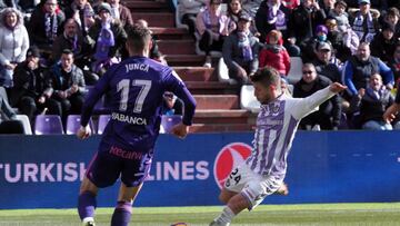 Keko remata delante de David Juncà en la jugada del segundo gol del Valladolid contra el Celta.