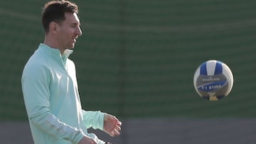 AME1363. RIO DE JANEIRO (BRASIL), 09/07/2021.- El jugador Lionel Messi de Argentina participa en un entrenamiento en el Centro de Entrenamiento del Fluminense Football Club hoy, en R&iacute;o de Janeiro (Brasil). Argentina enfrentar&aacute; a Brasil en el partido final por la Copa Am&eacute;rica 2021. EFE/ Andr&eacute; Coelho