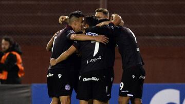 Los jugadores de Lan&uacute;s celebran el gol de Pepe Sand ante The Strongest