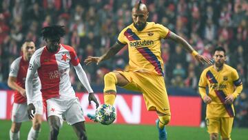 Barcelona&#039;s Chilean midfielder Arturo Vidal (C) and Slavia Prague&#039;s Nigerian forward Peter Olayinka (L) vie for the ball during the UEFA Champions League football match between SK Slavia Prague and FC Barcelona in Prague, Czech Republic on Octob