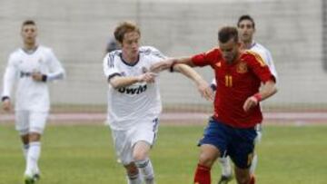 Alex Fernández persigue a Jesé en el partido de ayer.