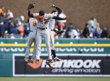 Los jugadores del Baltimore Orioles, David Lough (9), Nick Markakis (21), y Adam Jones (10), celebran la victoria contra los Detroit Tigers.