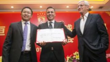 Fabio Cannavaro junto Marcello Lippi en su presentaci&oacute;n con el Guangzhou Evergrande.