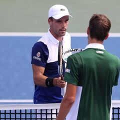 La fe de Bautista tumba a Medvedev y va a por Djokovic