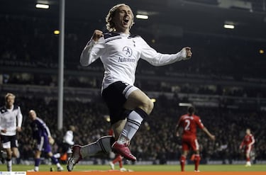 Su historia es parecida a la de Gareth Bale. Llegó al Tottenham en 2008, tras brillar en la Eurocopa y se hizo un verdadero ídolo para la afición spurs. Para su desgracia, aquel Tottenham aspiraba como máximo a ser cuarto y clasificarse a la Champions. En la 2012-13 ficharía por el Madrid, donde se encumbró definitivamente como jugador.