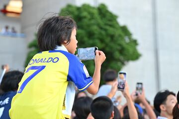 Numerosos aficionados japoneses han acudido al partido con la camiseta del delantero portugués del Al-Nassr Football Club.