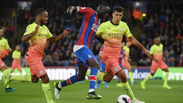 Rodrigo y Raheem Sterling defienden a Kouyate durante el Crystal Palace-Manchester City.