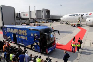 La selección francesa ha llegado al aeropuerto Roissy-Charles de Gaulle rodeado de una gran espectación. Después se han subido al clásico autobús para recorrer las calles de París y celebrar la segunda estrella con los aficionados.