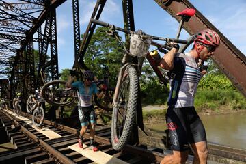 El ciclista de Costa Rica Ricardo Rouillon Villa cruza un puente ferroviario de la localidad de Limón. 