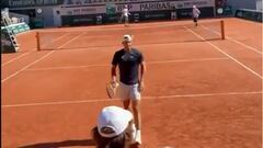 Rafa Nadal entrena junto a Karen Khachanov en la pista Philippe Chatrier de Roland Garros.