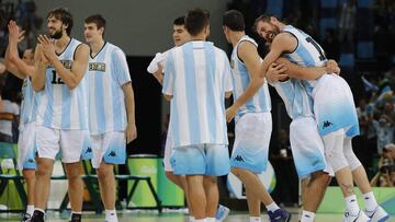 Los jugadores argentinos de baloncesto Facundo Campazzo (2d) y Andres Nocioni (d) celebran junto a sus compañeros el triunfo de su selección ante Brasil.