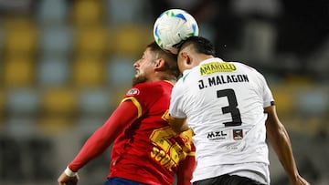 Picture released by Photosport showing Union Espanola's forward #23 Ignacio Jeraldino (L) and Once Caldas' defender #03 Jerson Malagon heading the ball during the Copa Sudamericana group stage football match between Chile's Union Espanola and Colombia's Once Caldas at the Sausalito stadium in Vina del Mar, Chile, on April 9, 2025. (Photo by Andres PINA / PHOTOSPORT / AFP) / - Chile OUT / RESTRICTED TO EDITORIAL USE - MANDATORY CREDIT "AFP PHOTO / PHOTOSPORT / ANDRES PINA" - NO MARKETING - NO ADVERTISING CAMPAIGNS - DISTRIBUTED AS A SERVICE TO CLIENTS